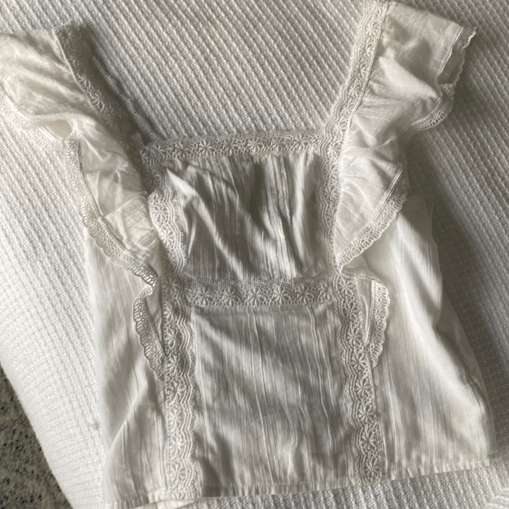 Abercrombie & fitch white top with embroidered detail